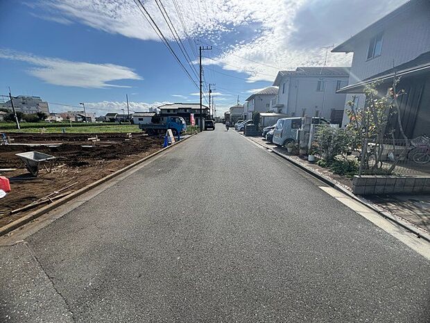 前面道路は広く、駐車がしやすいです。駐車スペース2台分ございます。