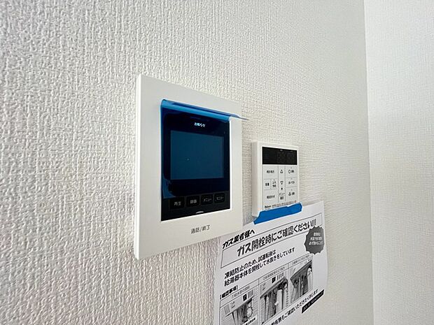 録画機能もあり、どのような人が何時に来訪されたのかが分かります。防犯上はもちろん、お届け物などの把握にも便利です。ライトが付いているので、夜間でも安心です。