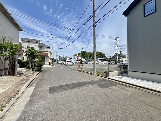 6m幅員の道路に面しておりお車の運転が苦手な方でも安心して出入りいただけます。