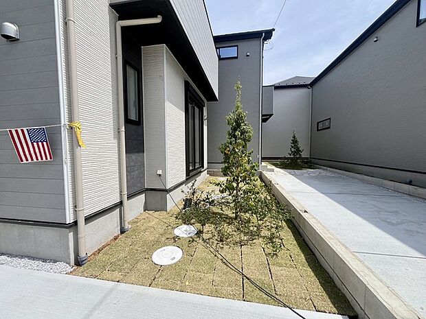 戸建てならではのお庭スペース。BBQやガーデニング、お子様のプールなど、、、、様々な楽しみ方ができるプライベート空間。ご家族皆さままで思いっきりお楽しみください。