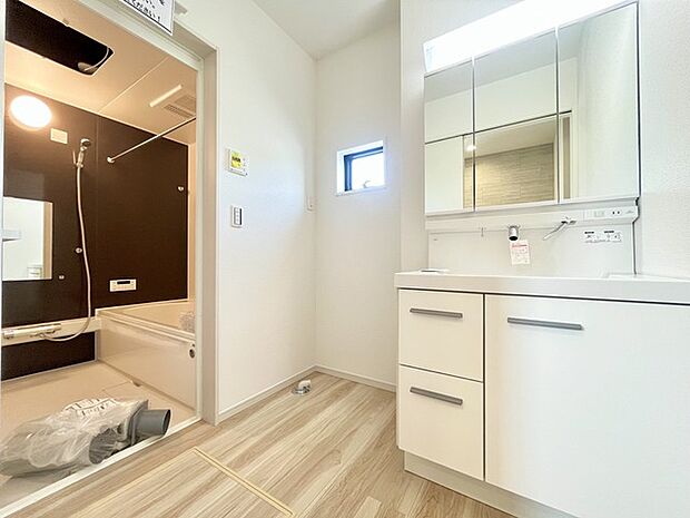 使い勝手の良い洗面台、窓があることで換気もしやすく清潔感のある空間を保てます。