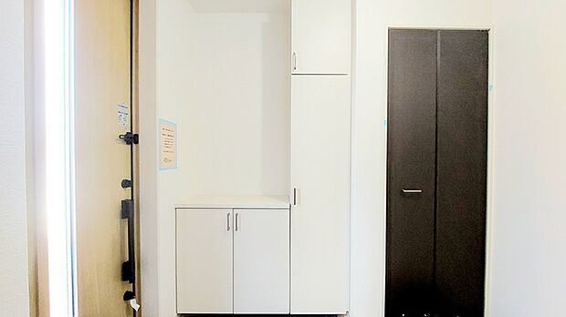 明るく開放的な玄関、靴の脱ぎ履きもしやすく、収納も豊富でご家族皆様の靴をスッキリ収納できます。