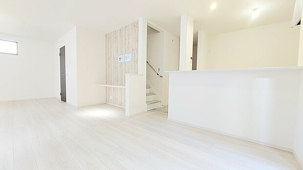 家族団欒のリビング。陽光差し込む食卓には家族の会話とスマイルが溢れます。いつまでもここで食卓を囲みたくなる、そう感じさせてくれるスペース。