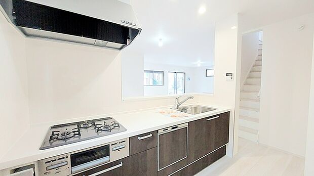 時短に活躍する食器洗浄機や一杯の水も楽しめる浄水器があるシステムキッチン。 