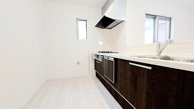 明るい光が降り注ぐ窓があるキッチンはお料理を作る時の気持ちもいつもより明るくなります。近くに窓があるので換気もしやすいですね。 