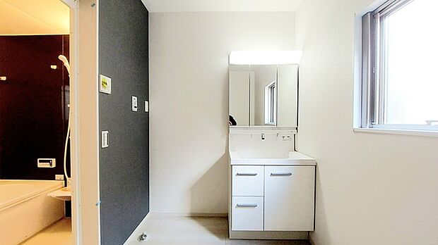 ゆとりの洗面スペースで朝の身支度もスムーズに行えます。 