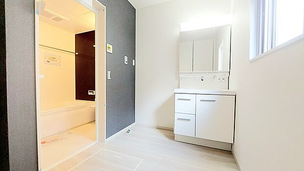使い勝手の良い洗面台、窓があることで換気もしやすく清潔感のある空間を保てます。
