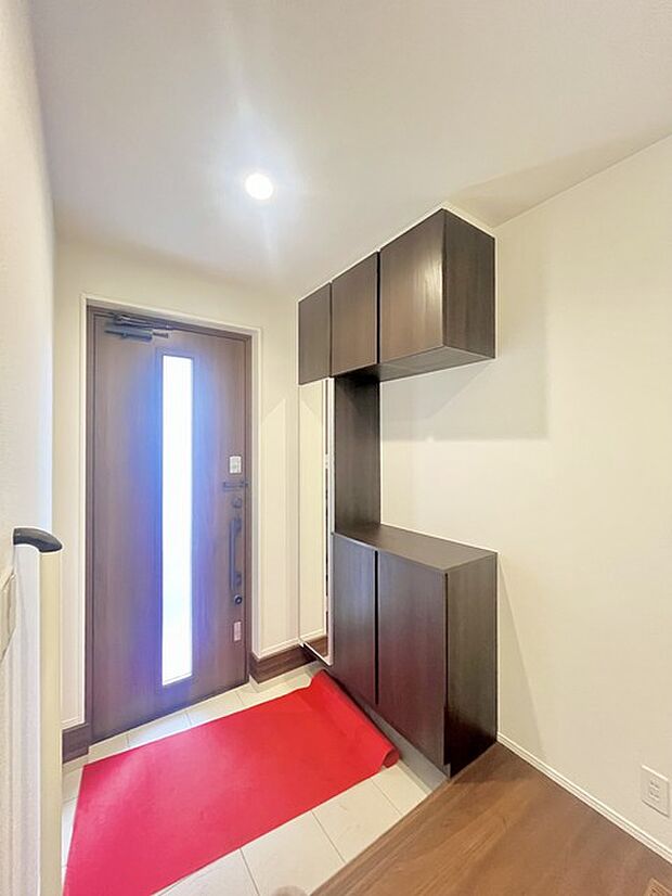 玄関はおうちの顔とも呼ばれる重要な場所！明るくスッキリと見える空間で住まう人を見送り、出迎えてくれます。 