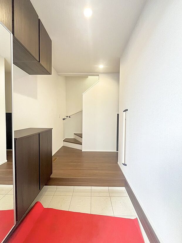 お宅の顔となる明るく開放的な玄関。ご家族皆様様の靴を収納できるスペースと全身鏡があり、お出掛け前に身だしなみチェックもできます。