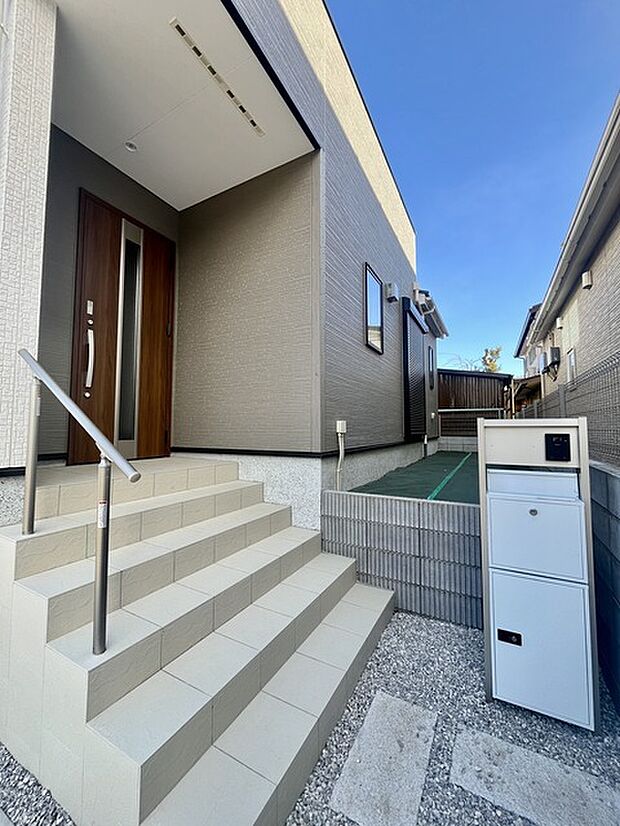 気持ちよくご家族やゲストを送迎できるスタイリッシュでスッキリとした玄関です。