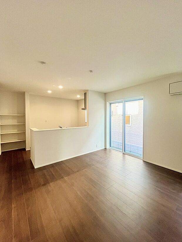 家族や友人、両親、親戚とこれから沢山の時間を紡ぐのだろう。そこを彩るのは窓から見える青い空、心地よい緑。そんなイメージが膨らむリビングスペース。 