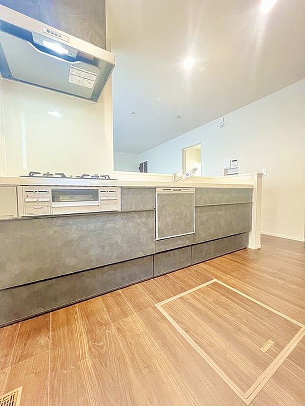 リビングにいる家族の顔が見渡せるカウンターキッチン。お料理もより一層おいしく、楽しく。食器棚を背面に設置しても十分な広さを確保しています。 