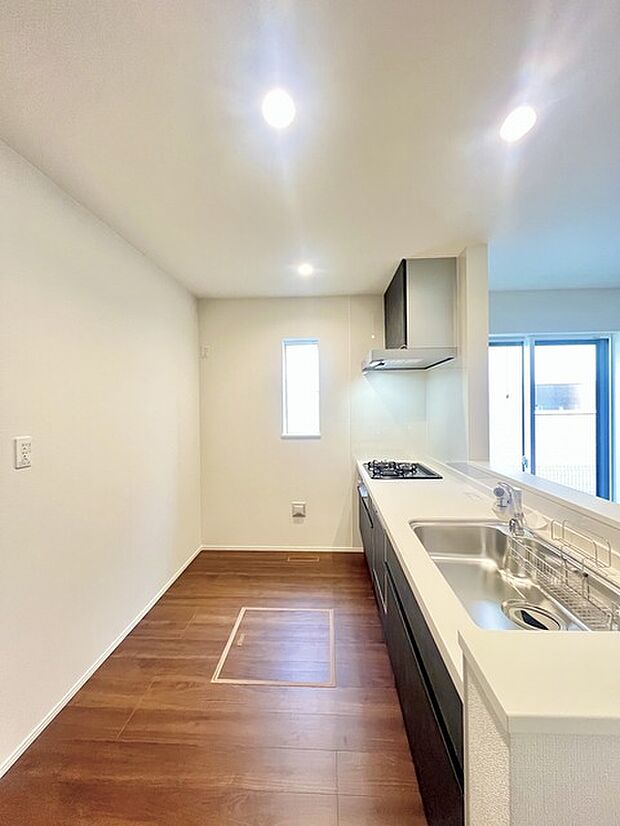 リビングにいる家族の顔が見渡せるカウンターキッチン。お料理もより一層おいしく、楽しく。食器棚を背面に設置しても十分な広さを確保しています。