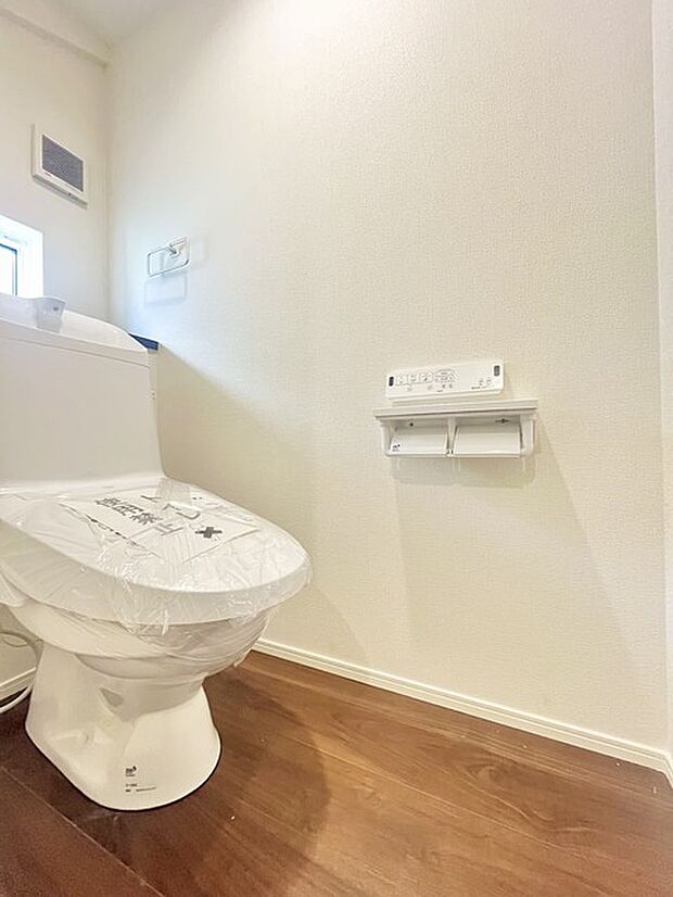 ウォシュレット機能付きのトイレ。換気のしやすい窓付きで、収納もあり実用性も兼ね備えた造り。