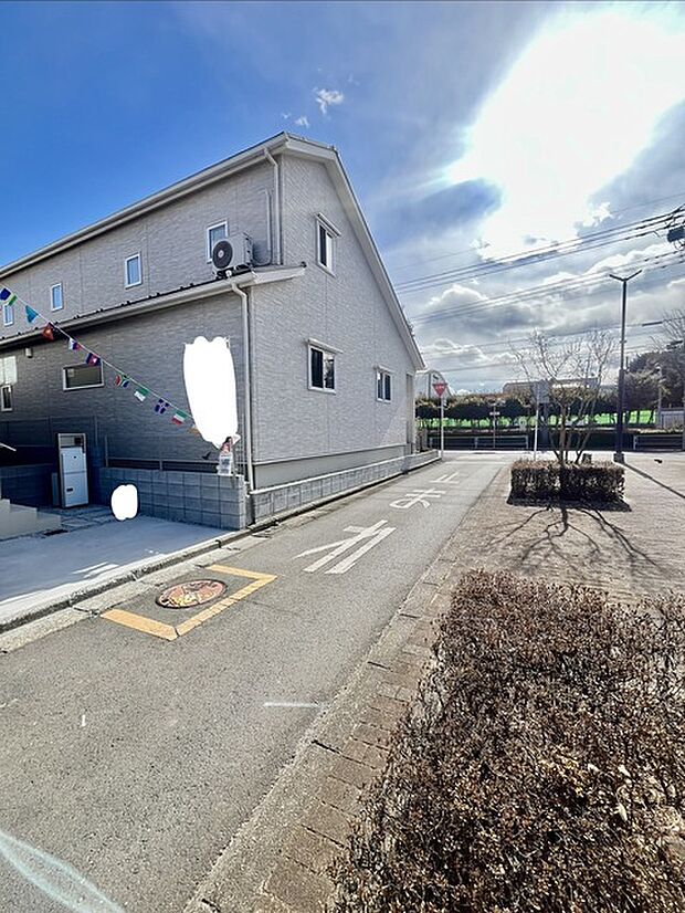 戸建てが立ち並ぶ静かな住宅街。四季折々の移り変わりを感じながら自然と楽しみ、暮らす、そんな毎日を日々の中で感じられる住環境