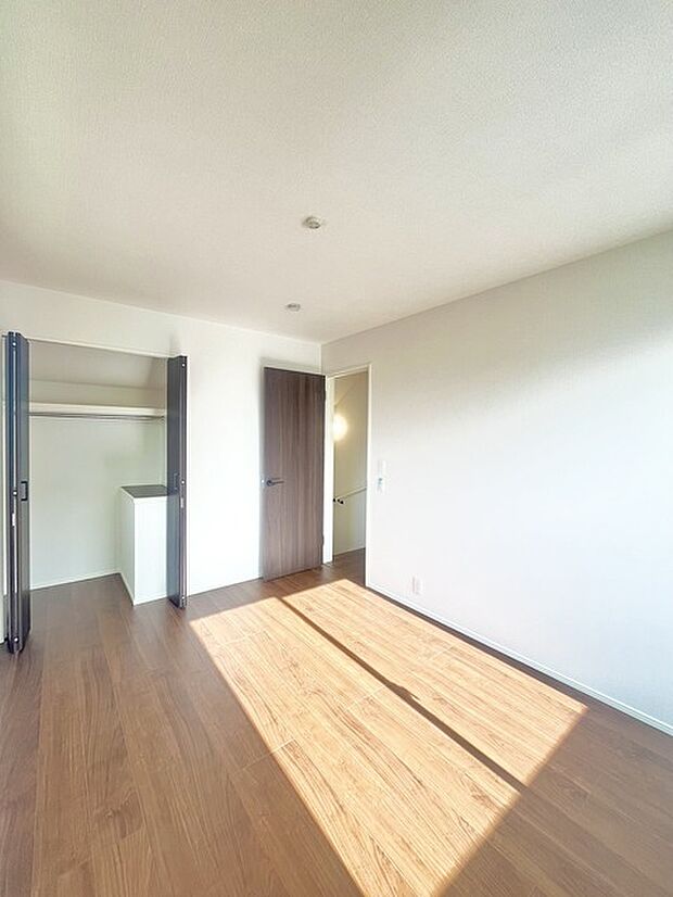 今からここを誰のお部屋にしようか、そんな洋室。大きさは6帖です。