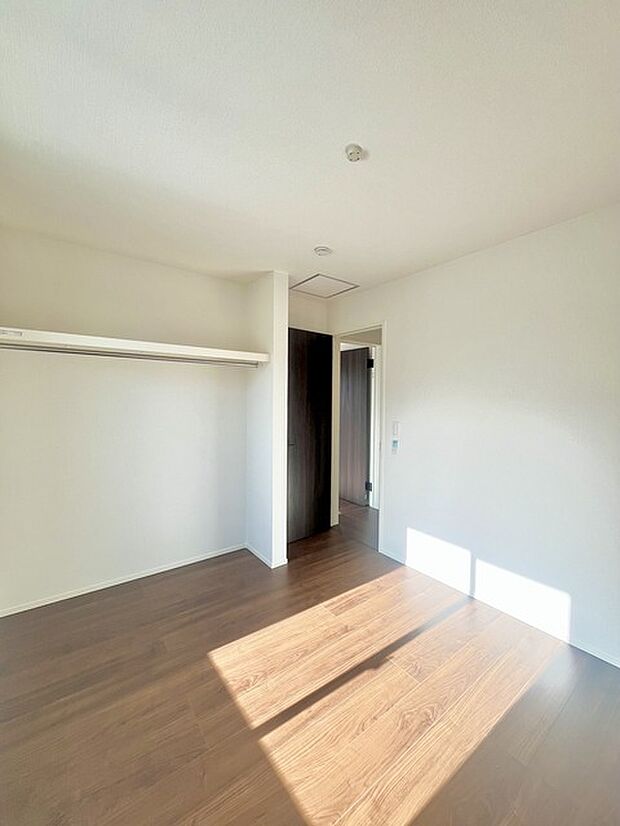 広々収納で、仕事着、普段着をまとめて収納できます。