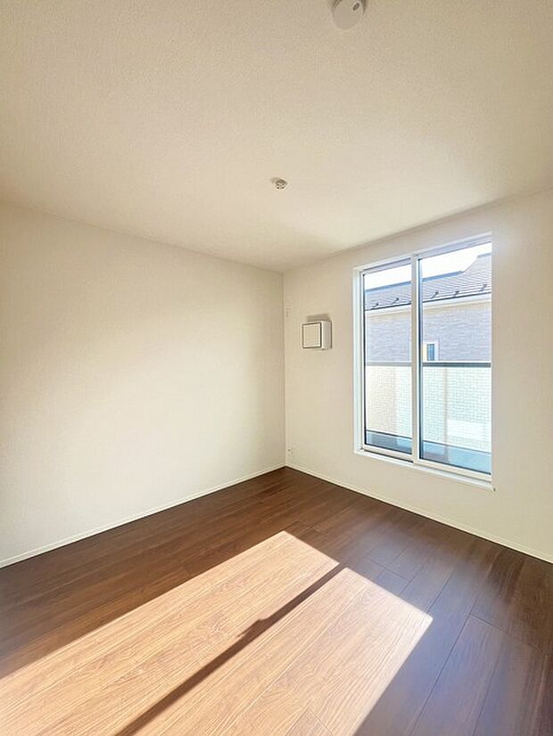 大きな開口部から明るい光が差し込む、日中の室内の明るさがこの部屋の魅力です。