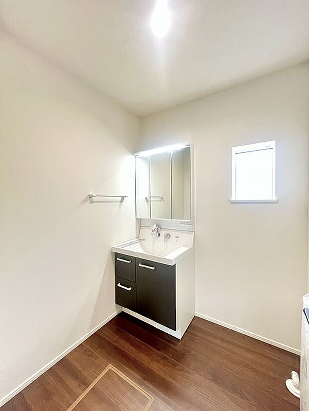 ゆとりの洗面スペースで朝の身支度もスムーズに行えます。