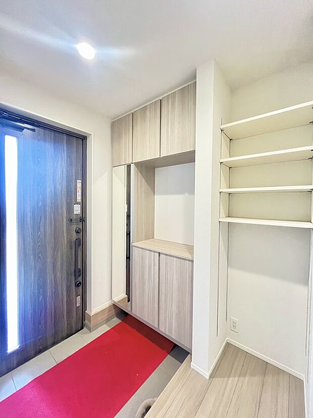 明るく開放的な玄関、靴の脱ぎ履きもしやすく、収納も豊富でご家族皆様の靴をスッキリ収納できます。