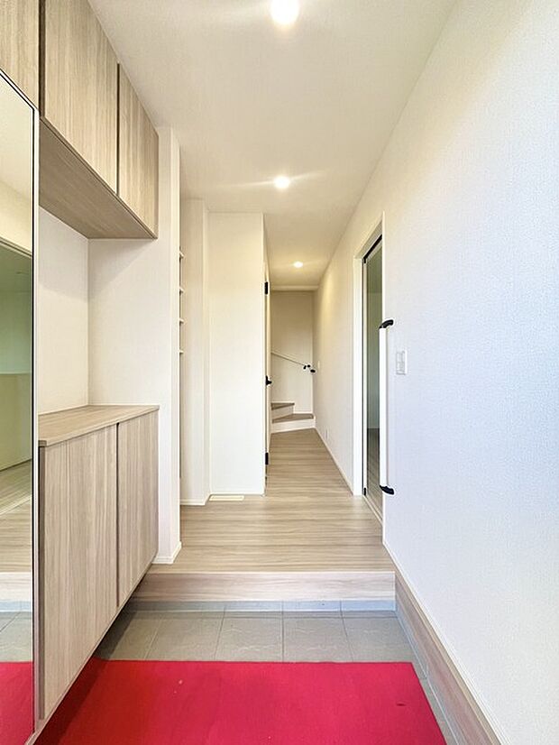 お宅の顔となる明るく開放的な玄関。ご家族皆様様の靴を収納できるスペースと全身鏡があり、お出掛け前に身だしなみチェックもできます。 