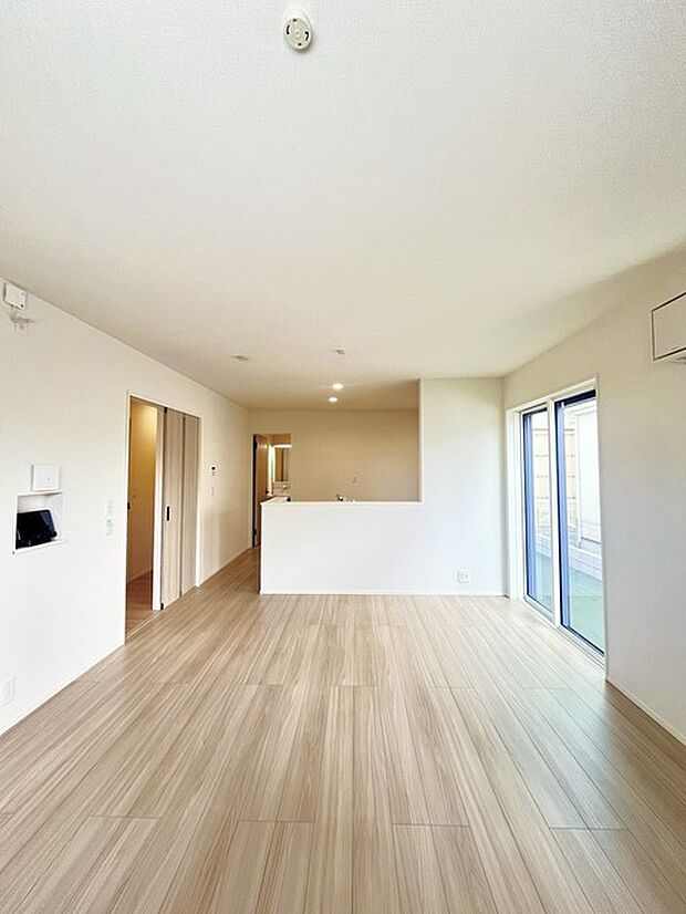 家族や友人、両親、親戚とこれから沢山の時間を紡ぐのだろう。そこを彩るのは窓から見える青い空、心地よい緑。そんなイメージが膨らむリビングスペース。 