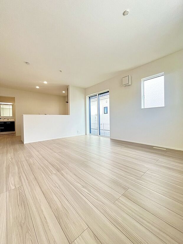 家族団欒のリビング。陽光差し込む食卓には家族の会話とスマイルが溢れます。いつまでもここで食卓を囲みたくなる、そう感じさせてくれるスペース。 