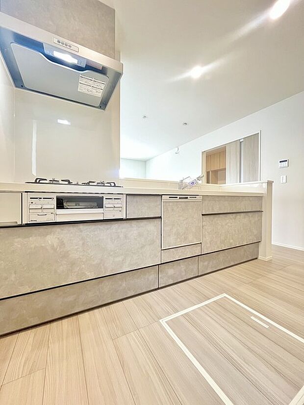 リビングにいる家族の顔が見渡せるカウンターキッチン。お料理もより一層おいしく、楽しく。食器棚を背面に設置しても十分な広さを確保しています。