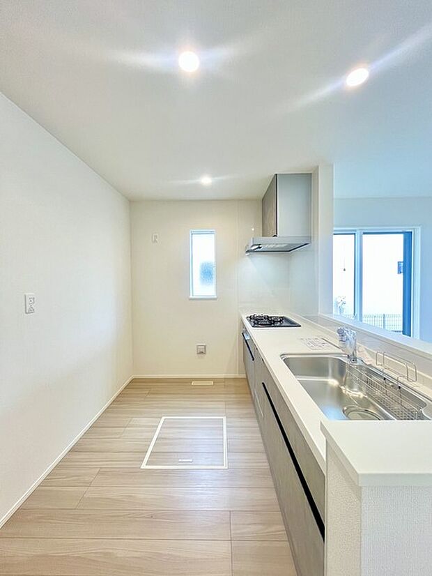 リビングにいる家族の顔が見渡せるカウンターキッチン。お料理もより一層おいしく、楽しく。食器棚を背面に設置しても十分な広さを確保しています。