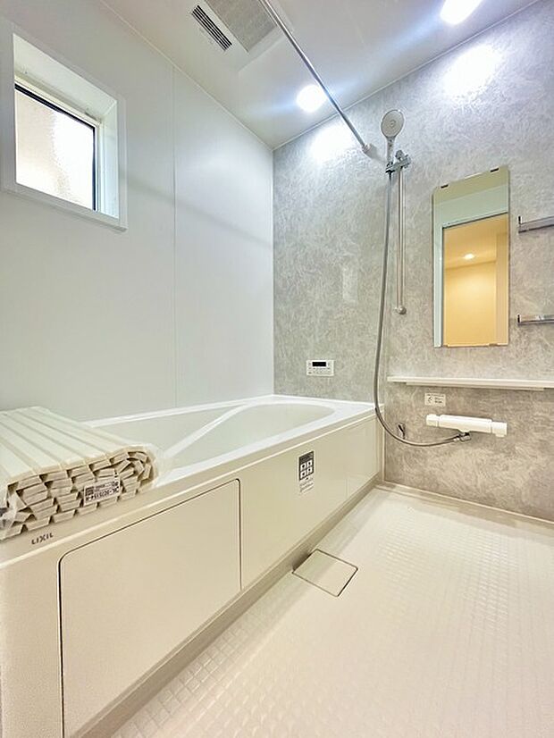 落ち着いた色味の浴室で1日の疲れをゆっくりと癒してください。