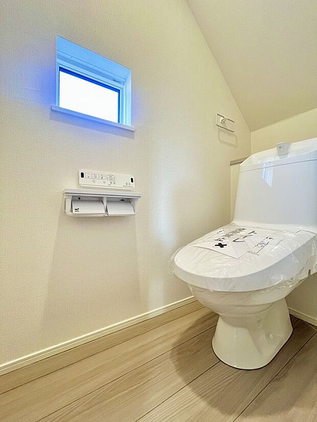 ウォシュレット機能付きのトイレ。換気のしやすい窓付きで、収納もあり実用性も兼ね備えた造り。 