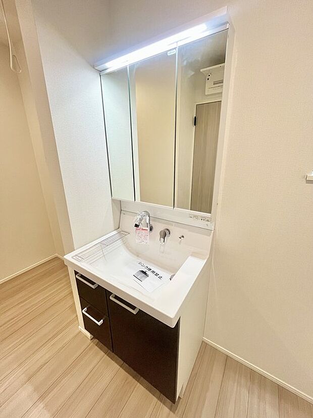 お出かけ前の身だしなみに一歩差がつく三面鏡。ミラー裏にはたっぷり収納もございます。