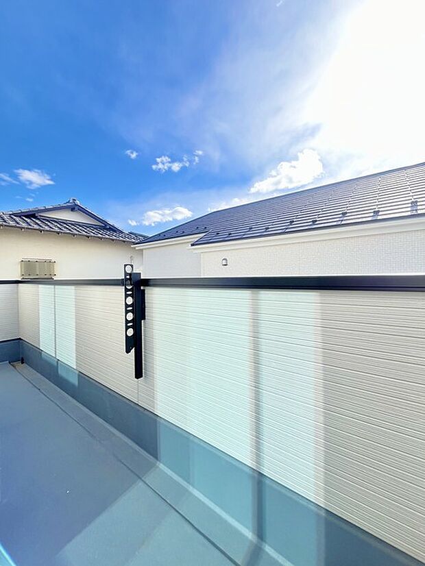 南側のお部屋から出入りできる、奥行きのあるワイドバルコニー。心地よい陽射しと暖かな風を楽しむことが出来ます。 