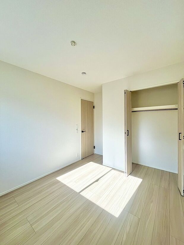 大きな開口部から明るい光が差し込む、日中の室内の明るさがこの部屋の魅力です。