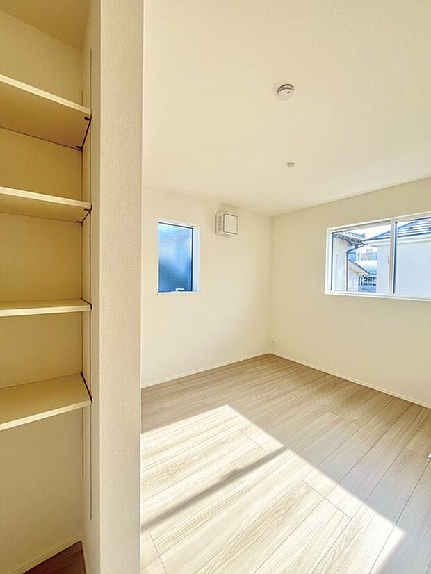 どんな家具にでも相性が良い清潔感ある白色調のクロスを採用。主張しすぎない配色、耐久性にも優れた床材は日々のメンテナンスも楽に、快適に過ごして頂けるよう考えられています。 