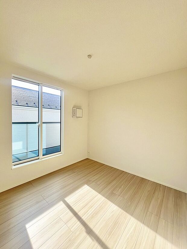 今からここを誰のお部屋にしようか、そんな洋室。大きさは6.28帖です。 