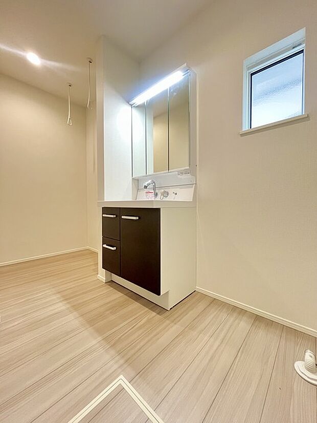 ゆとりの洗面スペースで朝の身支度もスムーズに行えます。 