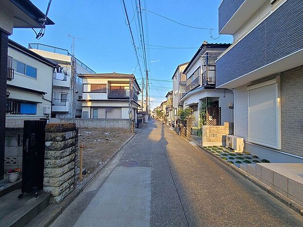 戸建てが立ち並ぶ静かな住宅街。四季折々の移り変わりを感じながら自然と楽しみ、暮らす、そんな毎日を日々の中で感じられる住環境