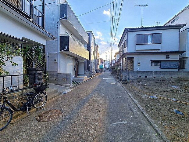 戸建てが立ち並ぶ静かな住宅街。四季折々の移り変わりを感じながら自然と楽しみ、暮らす、そんな毎日を日々の中で感じられる住環境