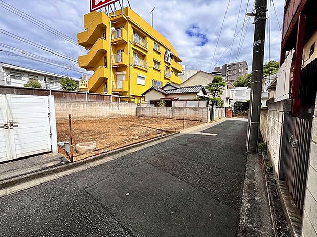 前面道路は通り抜けができる、交通量が少なく静かな住環境です。