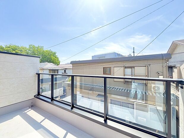 南側のお部屋から出入りできる、奥行きのあるワイドバルコニー。心地よい陽射しと暖かな風を楽しむことが出来ます。 