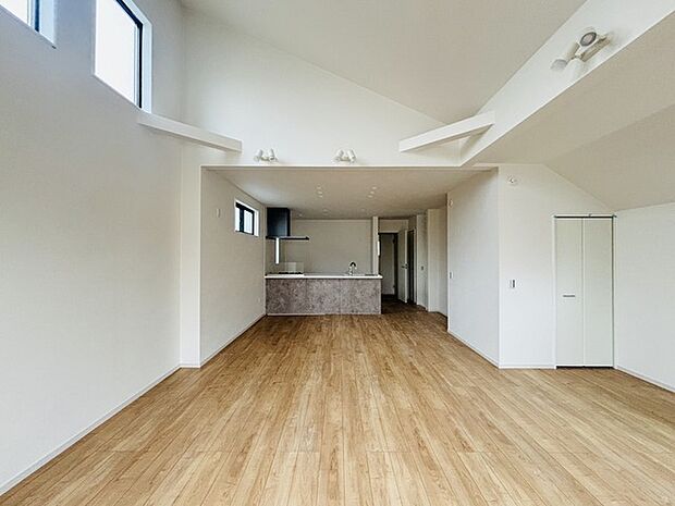 夕食の時間。家族、友人、両親、親戚との会話がより料理を美味しくしてくれる。あっという間に時間が過ぎてしまう居心地の良さは、普段はほっとする空間としてここにあります。