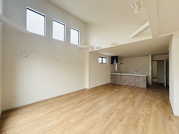 家族団欒のリビング。陽光差し込む食卓には家族の会話とスマイルが溢れます。いつまでもここで食卓を囲みたくなる、そう感じさせてくれるスペース。