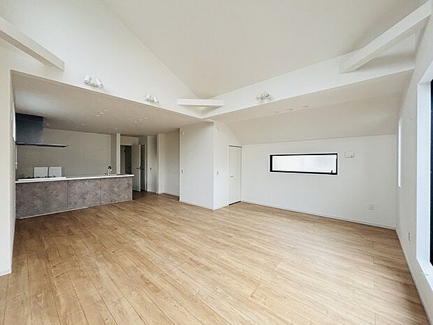 家族の集うリビングには色々な方向から光が差し込む設計に。家族のコミュニケーションが弾むスポットだから明るい雰囲気であってほしい。