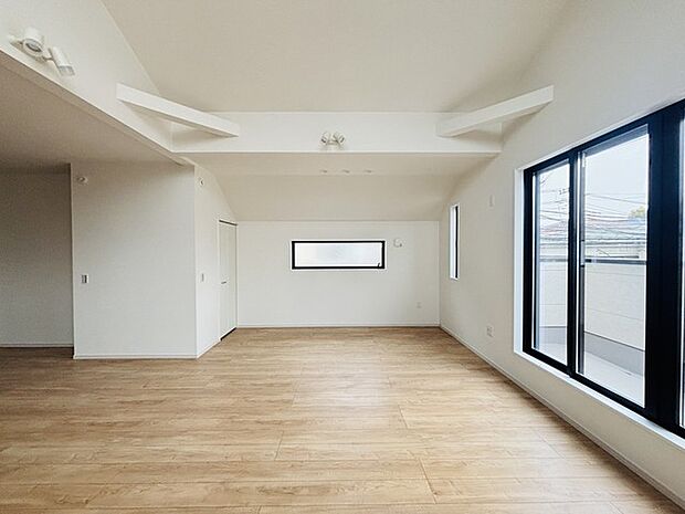 開放感ある上部の吹き抜けは、より高い場所からの陽を取り込み四季折々に室内を演出してくれます。