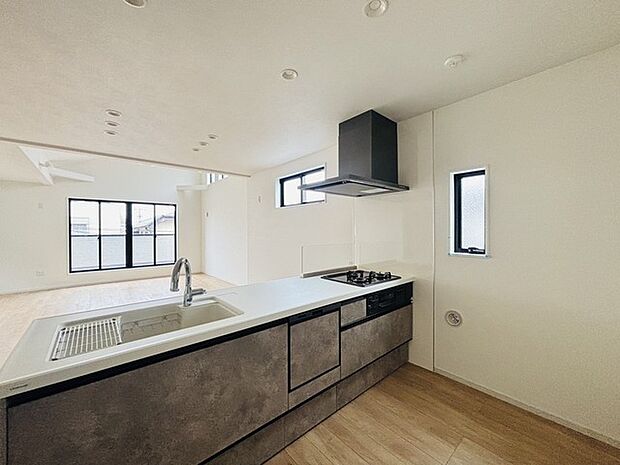 家族が一番集まる場所だから広々としつつも素敵な空間であって欲しい。皆がくつろぐリビングからキッチンまでが一つに繋がる空間。