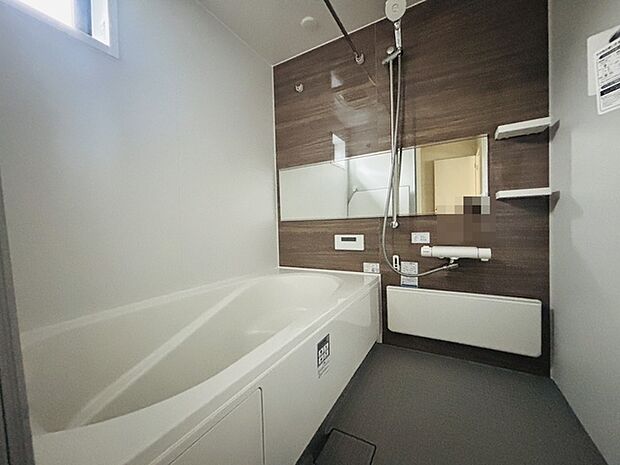 落ち着いた色味の浴室で1日の疲れをゆっくりと癒してください。