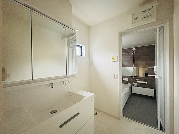 お出かけ前の身だしなみに一歩差がつく三面鏡。ミラー裏にはたっぷり収納もございます。