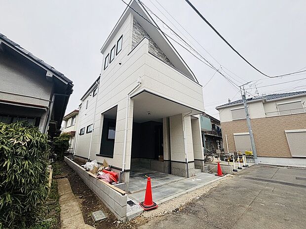 陽ざしが差込む明るいバルコニー。奥行きのあるバルコニーはお洗濯時に助かります。