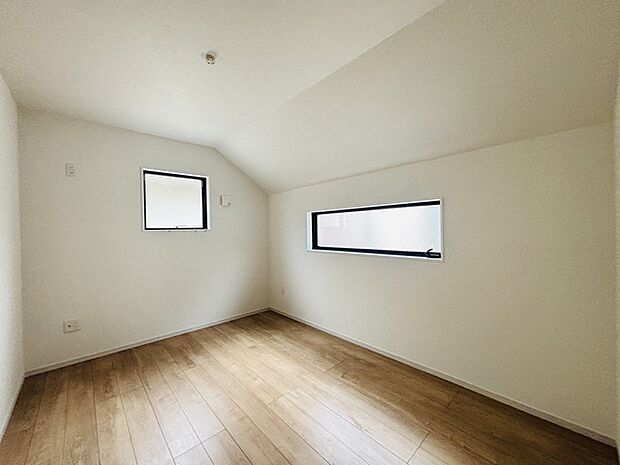 どんな家具にでも相性が良い清潔感ある白色調のクロスを採用。主張しすぎない配色、耐久性にも優れた床材は日々のメンテナンスも楽に、快適に過ごして頂けるよう考えられています。